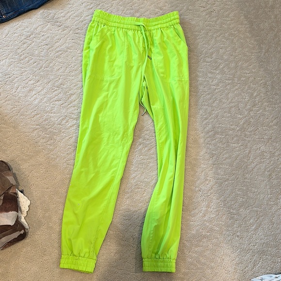 Aritzia TNA Joggers Neon Green Size Small - Picture 1 of 4